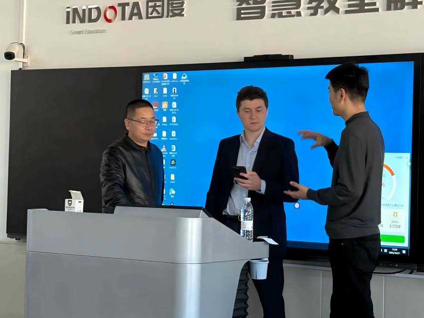 国外客户参观.jpg 国外客户参观.jpg