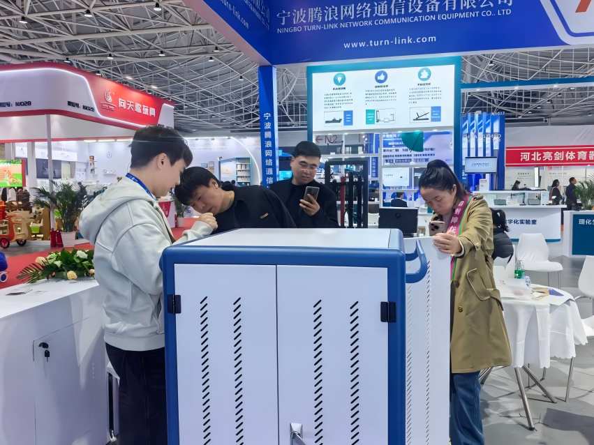 展会参观.jpg 展会参观.jpg